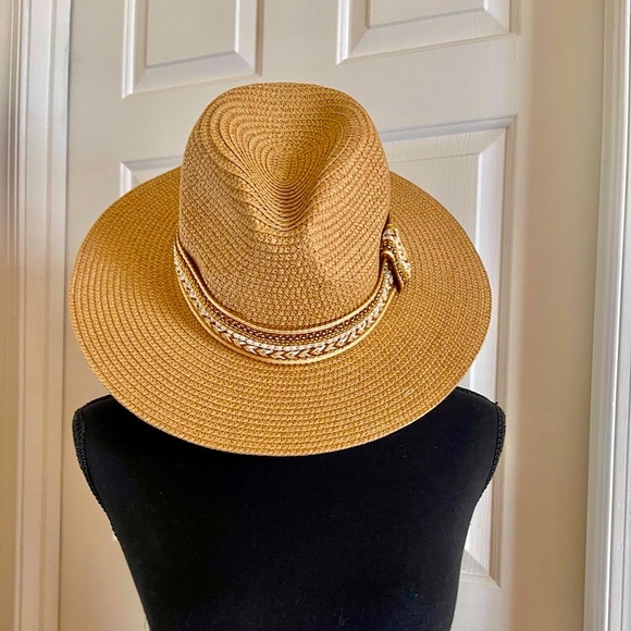 NWT Marcus Adler NWT hat for women 
Width: 6 1/2" (17 cm)
Leght:7 1/2"(19 cm) - Picture 5 of 15